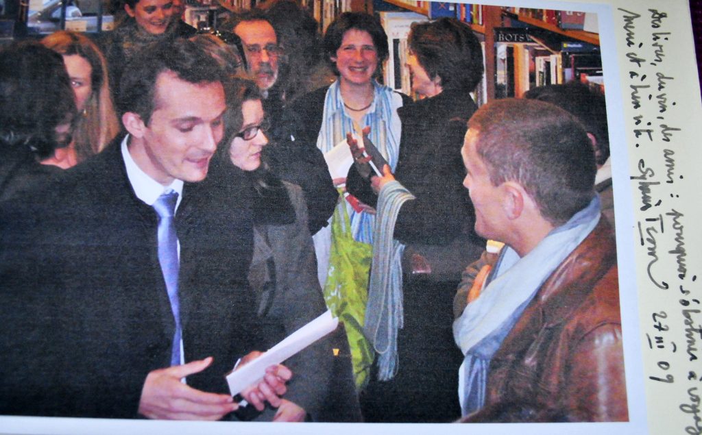 Sylvain Tesson à la librairie avec des lecteurs